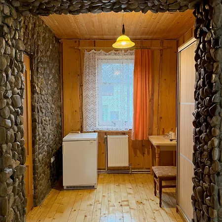 гуцульська оселя Hytte Yaremche